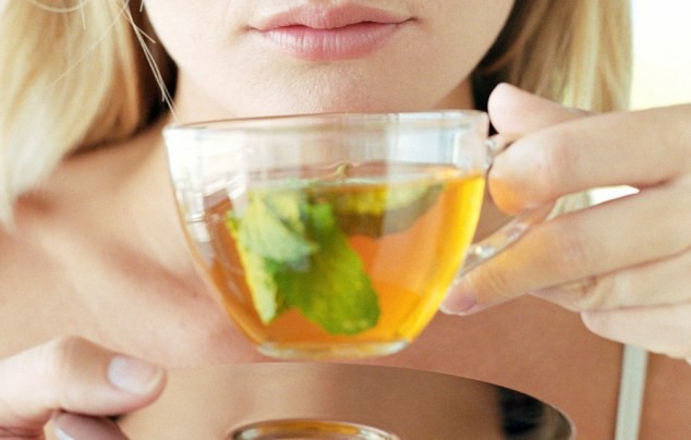 Zelený čaj podpoří zdraví srdce a sníží cholesterol. Je lepší si dát šálek nebo doplněk stravy?