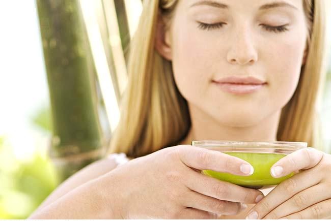 Zelený čaj vás zbaví vrásek, dodá pleti hydrataci a při vnitřním užití toho zvládne ještě víc